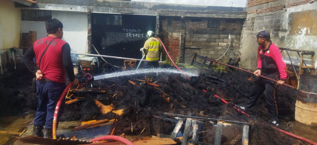 Kebakaran ijuk bekas di Gang Bonsai, Banjar Lebah Pangkung, Desa Mengwi, Kecamatan Mengwi Tanggal 08 Mei 2024